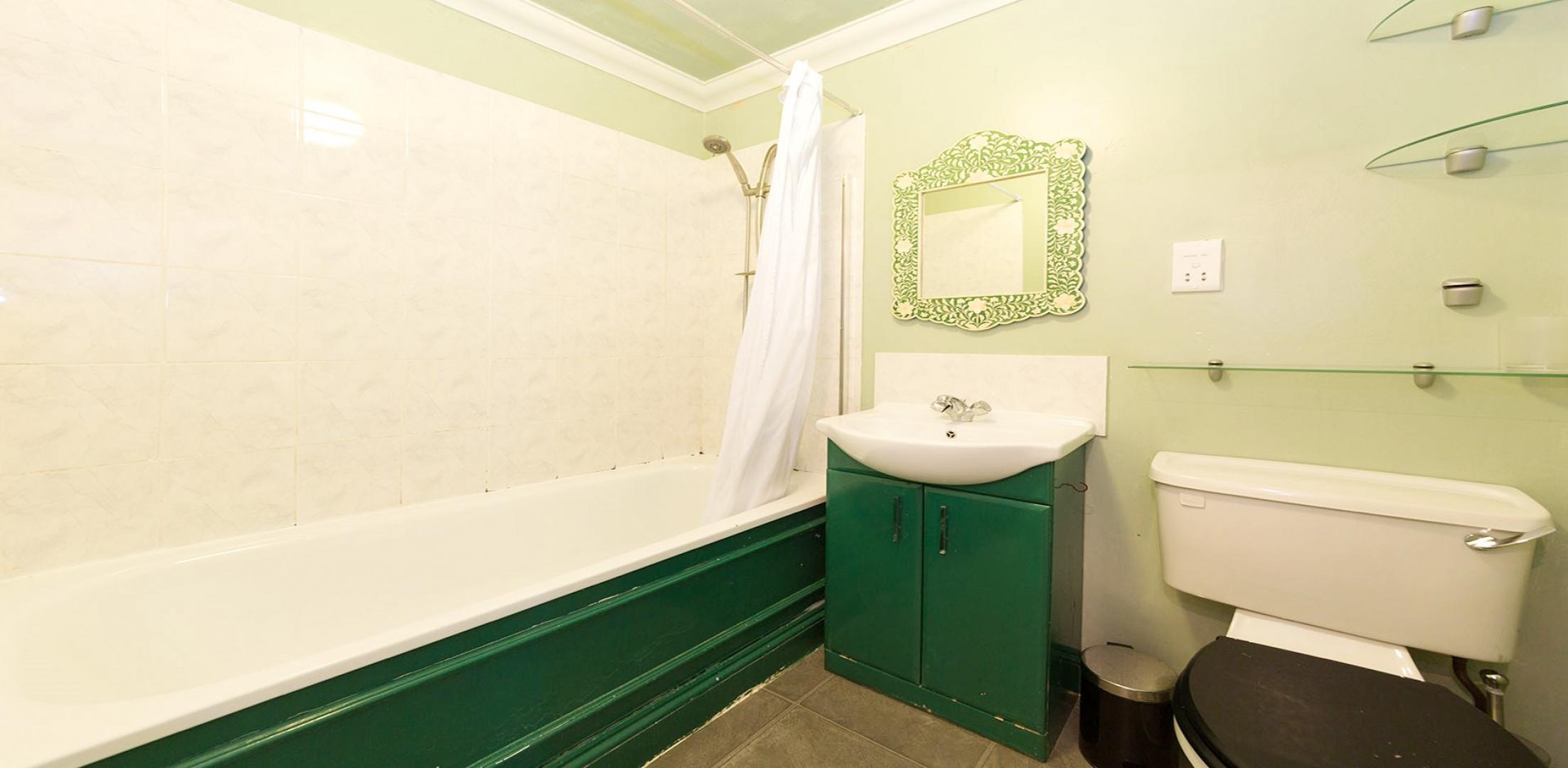 			Private Roof Terrace, 1 Bedroom, 1 bath, 1 reception Flat			 Canterbury Road, QUEENS PARK